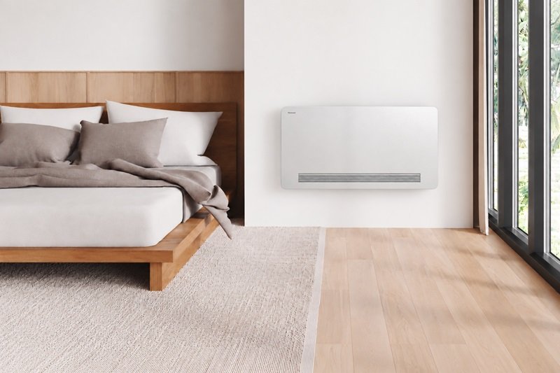 Panasonic Aquarea Loop an der Wand eines Hotelzimmers neben dem Bett
