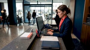 An der Rezeption kümmert sich das Empfangspersonal um die Verwaltung der Gästedaten und sorgt für einen reibungslosen Ablauf beim Check-in und Check-out.