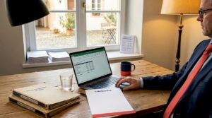 Der Hotelmanager überprüft im Büro die aktuellen Tabellen und Auswertungen.