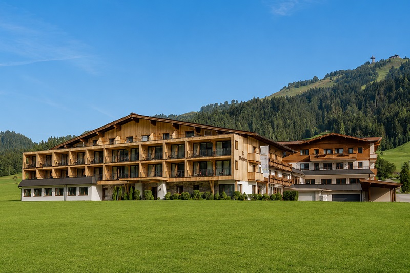 Naturhotel Kitzspitz in St. Jakob in Haus im Pillerseetal mit grüner Wiese und Bergkulisse