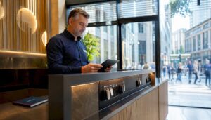 Der Empfangsmitarbeiter öffnet die Zimmertür bequem über sein Tablet.
