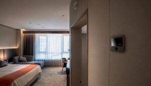 Intelligente Steuerungssysteme für die Gebäudetechnik im Hotelzimmer sorgen für Komfort und Effizienz.
