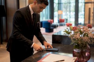Hände richten das Handy für den WhatsApp-Service im Hotel ein