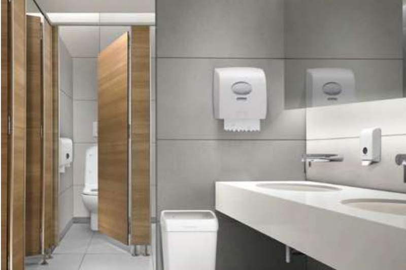 Hygienekosten im Hotel senken mit Papierhandtuchspender und Seifenspender im Hotelwaschraum